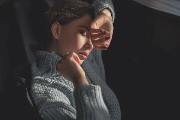 鉴赏家们异乎寻常地受欢迎，几乎是不由自主地