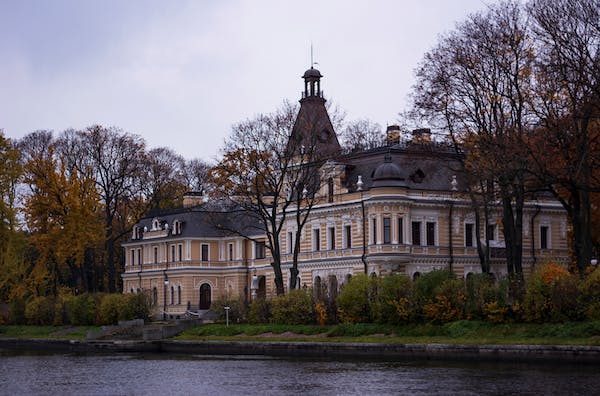 INFJ被称为“拥护者”或“神秘主义者”