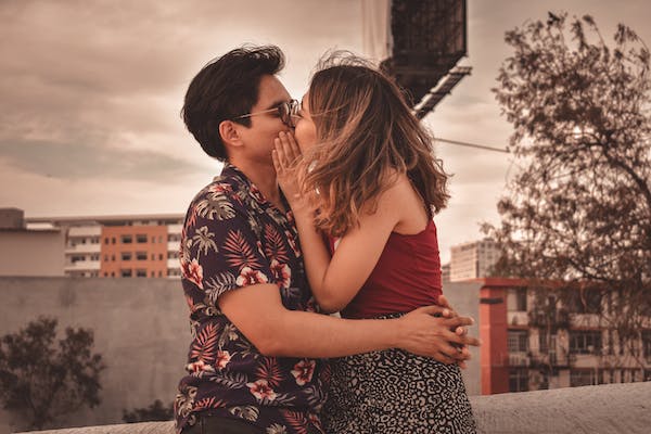 INFJ 兼容性：浪漫关系、爱情和约会