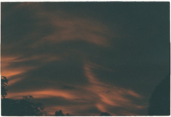 ENFJ型妈妈也可能会纠结于自己的行为是“过度保护”导致孩