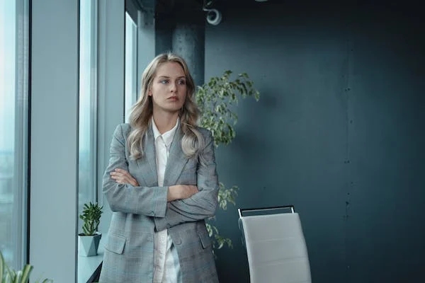 5号思考型的穿衣风格：不被人注意，款式和颜色简单