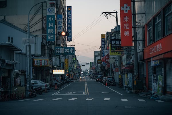 6号忠诚型的穿衣风格：低调保守，色彩普通单一